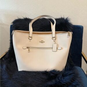 Coach white grained leather tote bag with zipper